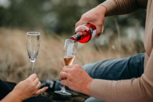 Vinurile rosé se beau doar reci? 5 greșeli frecvente la servire