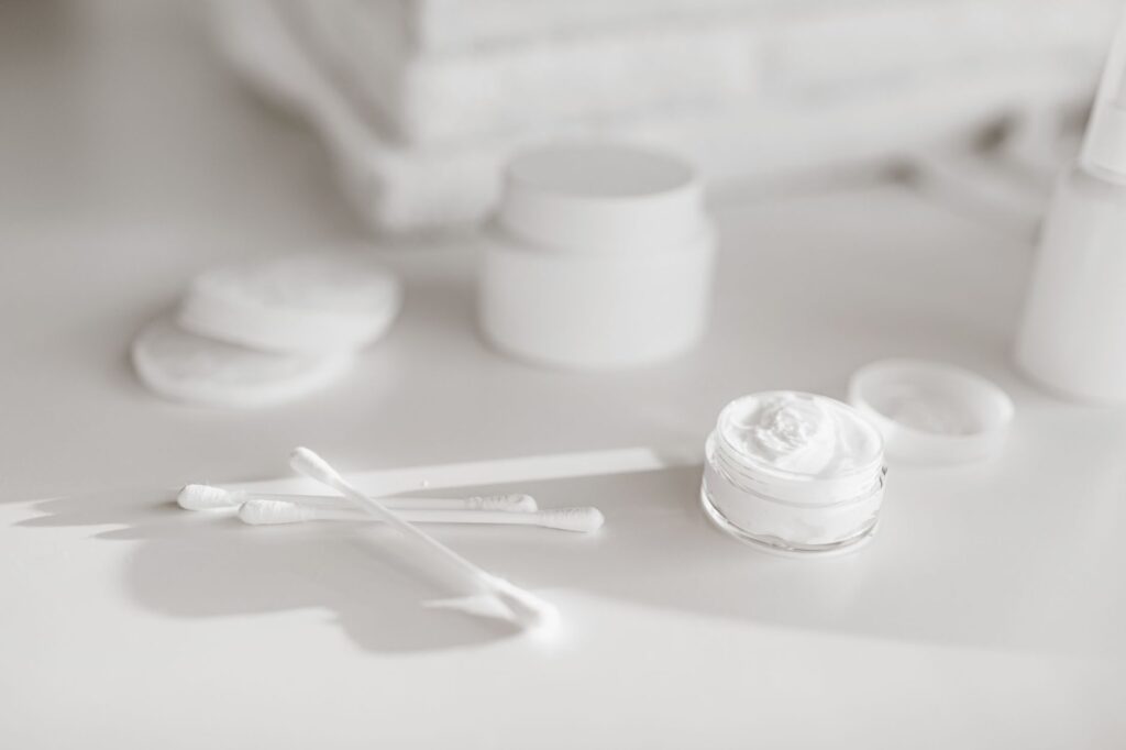 Rutina minimalistă de îngrijire: cum treci de la 12 produse la 5, fără să pierzi rezultatele
