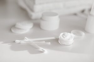 Rutina minimalistă de îngrijire: cum treci de la 12 produse la 5, fără să pierzi rezultatele