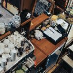 Deschizi o afacere mică? Ce au în comun o cafenea și un magazin mixt bine amenajate