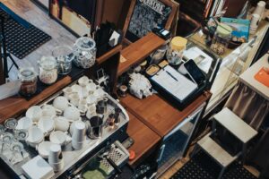 Deschizi o afacere mică? Ce au în comun o cafenea și un magazin mixt bine amenajate
