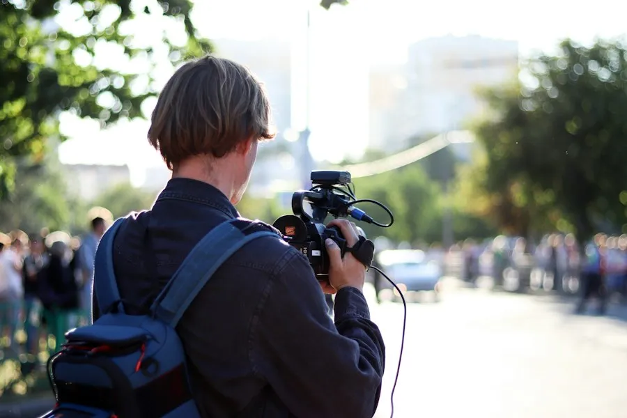 Photo field reporting journalism